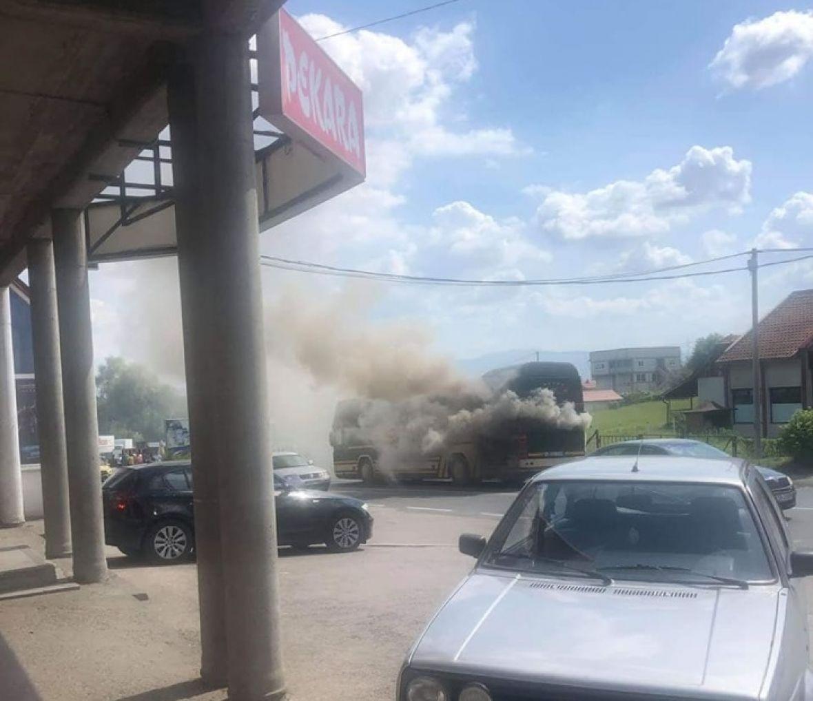 U naselju Husino gorio autobus: Putnici istrčali na vrijeme