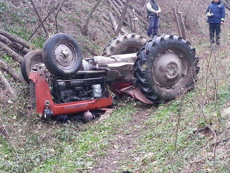 Epilog nesreće u selu Vlaškovci: Starica preminula nakon prevrtanja traktora