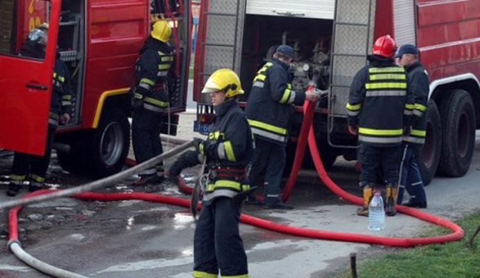 Gori kuća u Zabrđu, vatrogasci na terenu