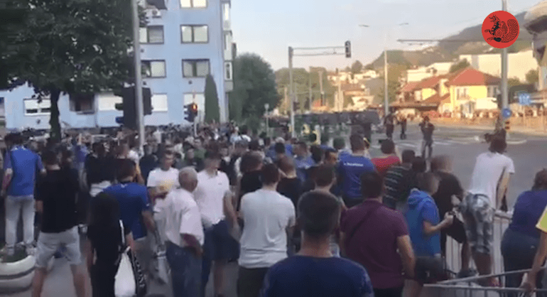 Pogledajte video: "Horde zla" stigle na Grbavicu, gađali kamenjem i bakljama "Manijake"