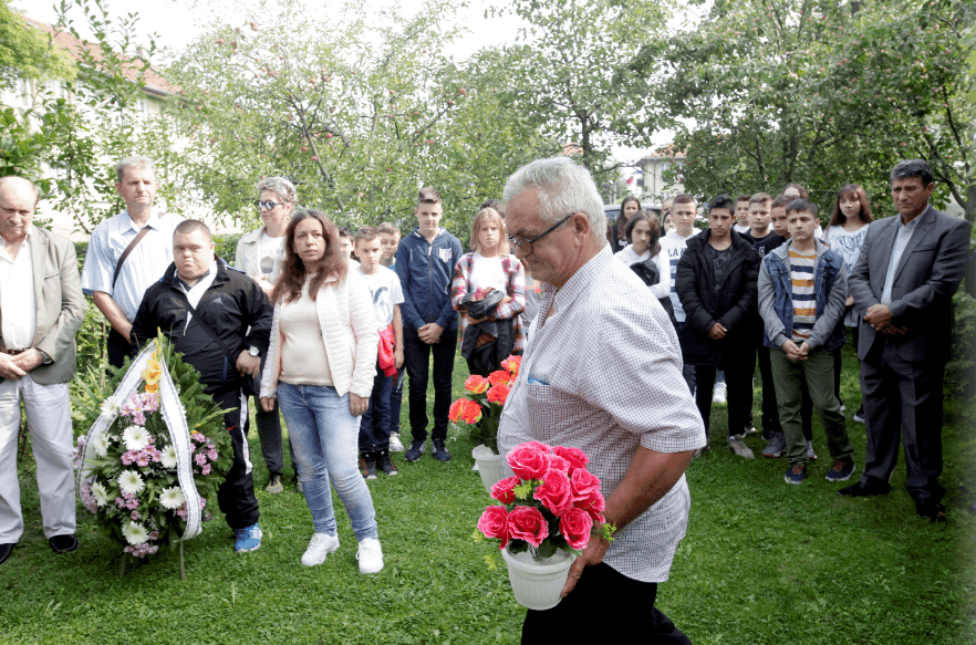 Polaganjem cvijeća i učenjem fatihe odata počast stradalim djevojčicama - Avaz