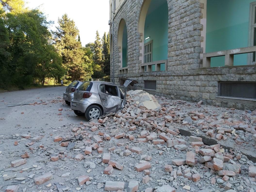 Prepolovljena vozila na ulicama Tirane - Avaz