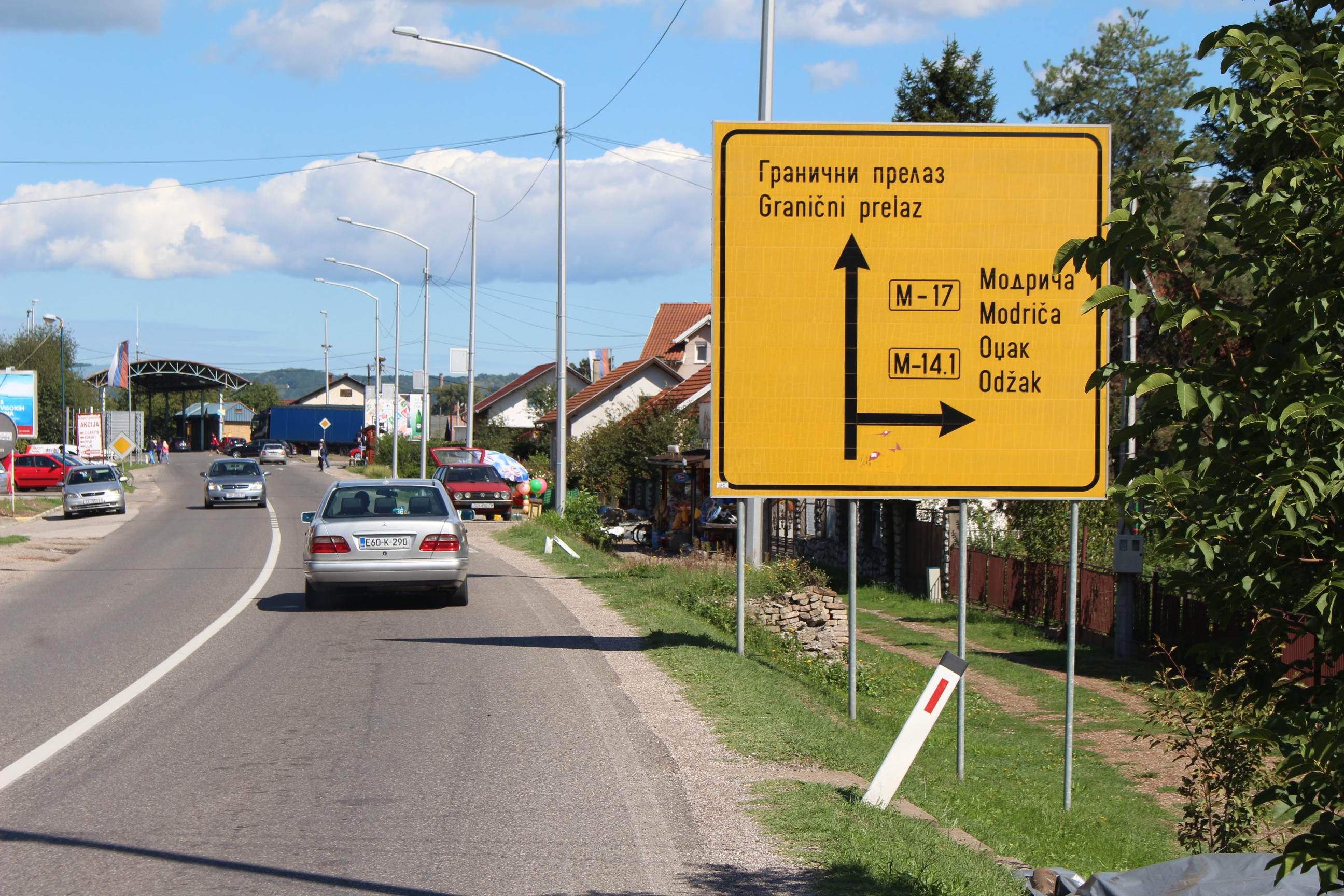 Teška saobraćajna nesreća: Poginula žena, sin i suprug u teškom stanju