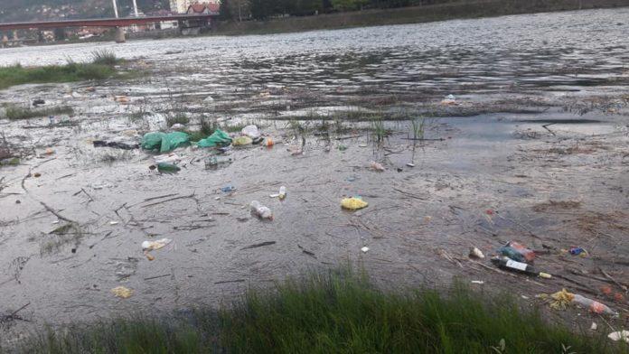 Ribari u Goraždu upozoravaju na užasne prizore smeća u Drini