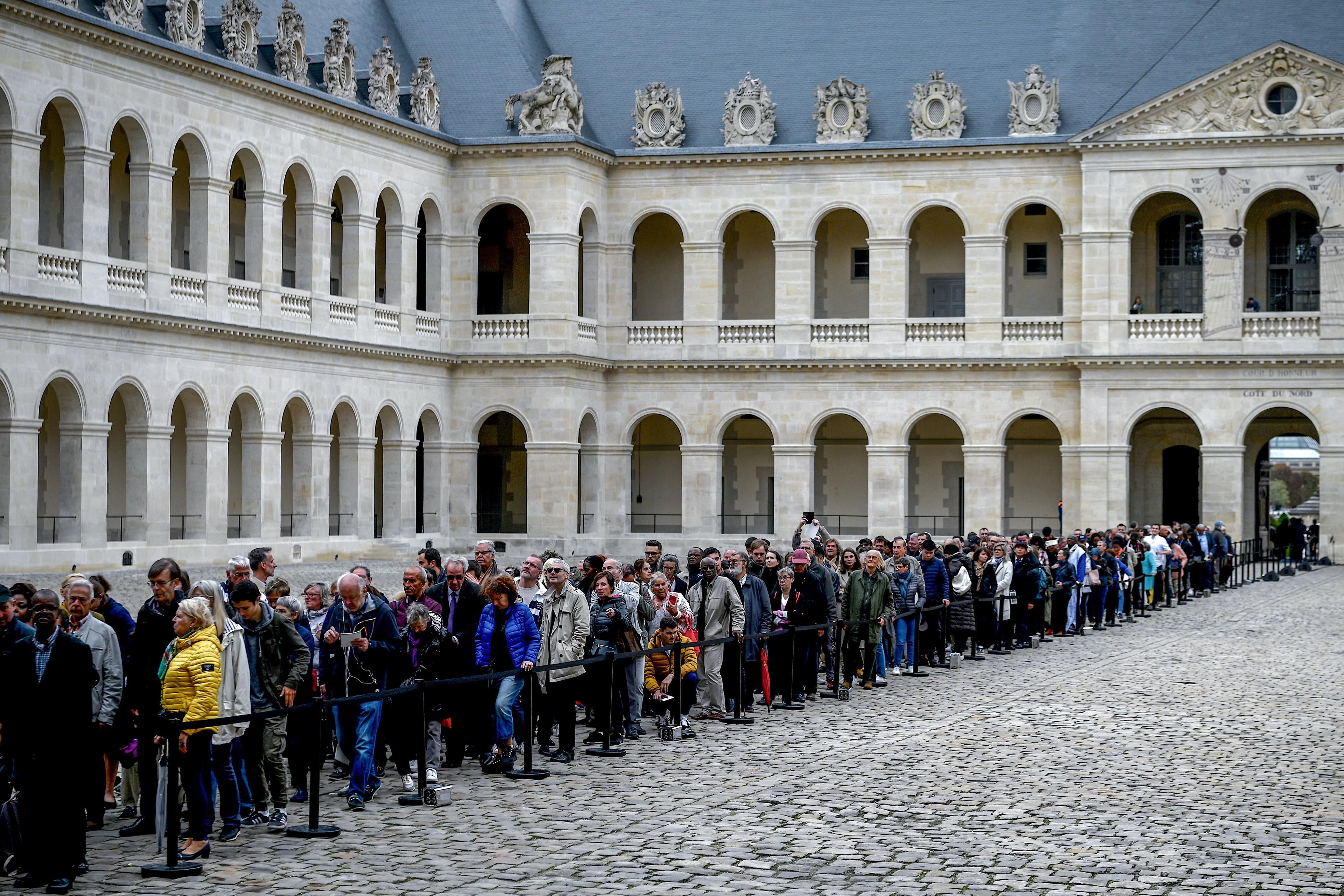 Hiljade ljudi se upisalo u knjigu žalosti - Avaz