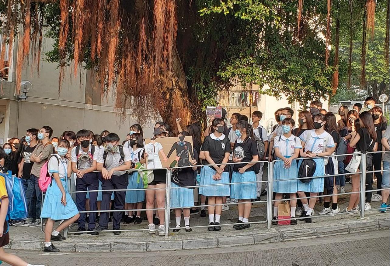 Građani Hong Konga protestirali ispred škole ranjenog demonstranta: "Nema nereda, samo tiranije"