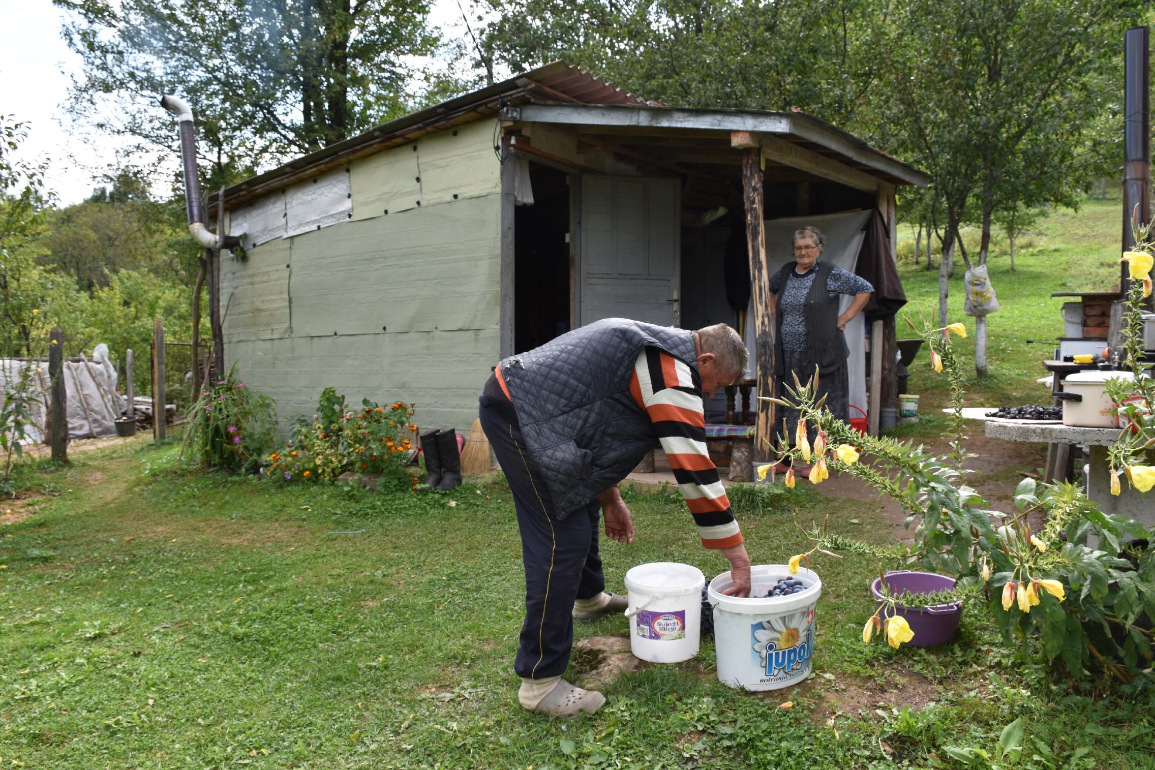 Alija od skromnih primanja sagradio kolibu - Avaz