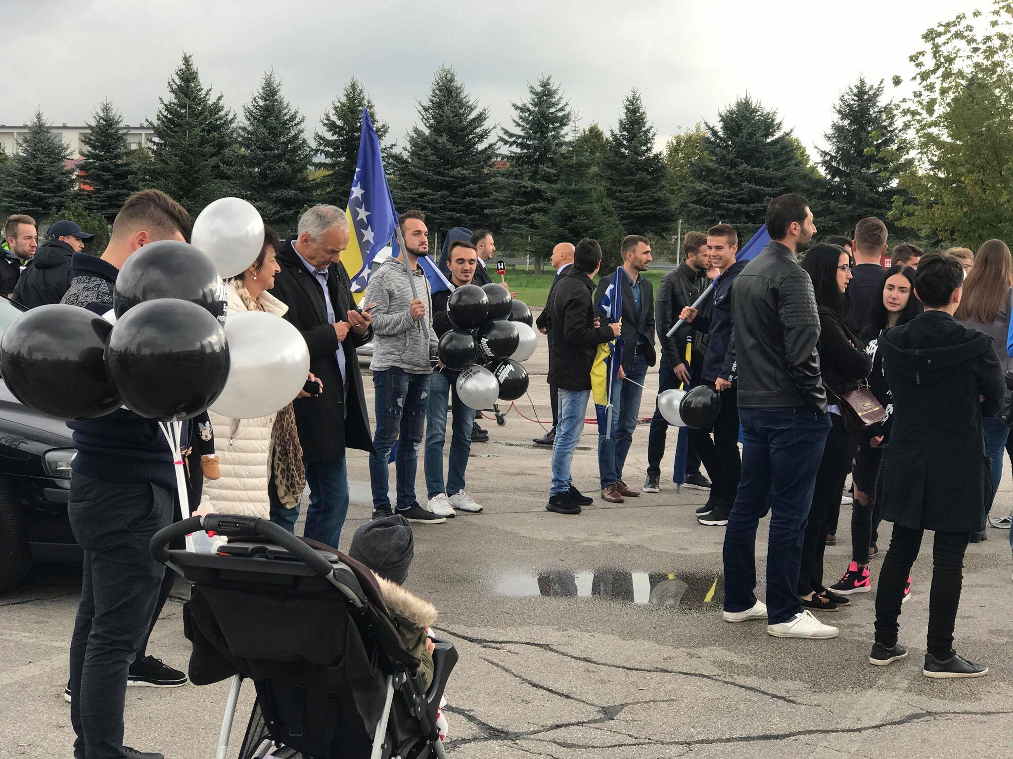 Ispred Aerodroma došla i beba u kolicima - Avaz