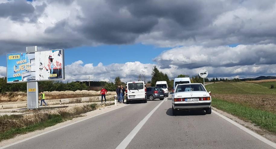 Nesreća kod Cazina: Sudarili se kombi i Golf