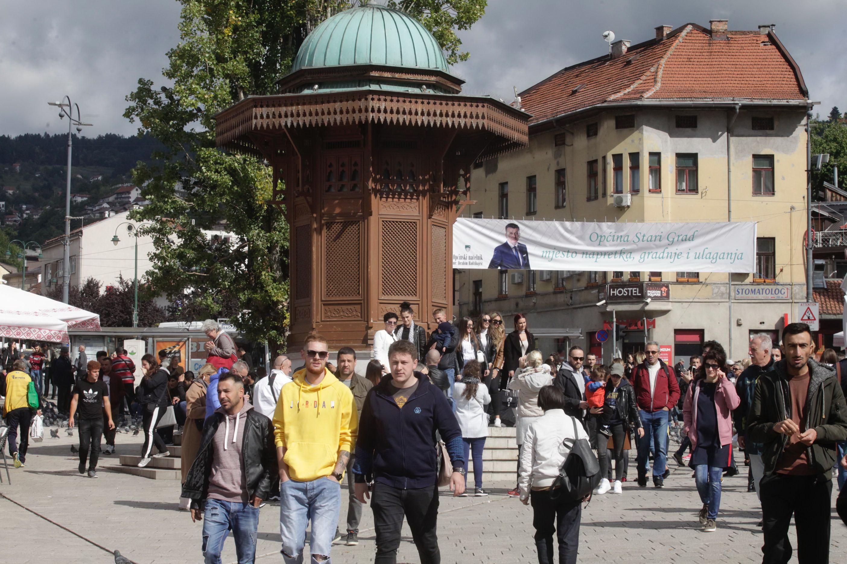 Centar Sarajeva prepun šetalaca i turista - Avaz