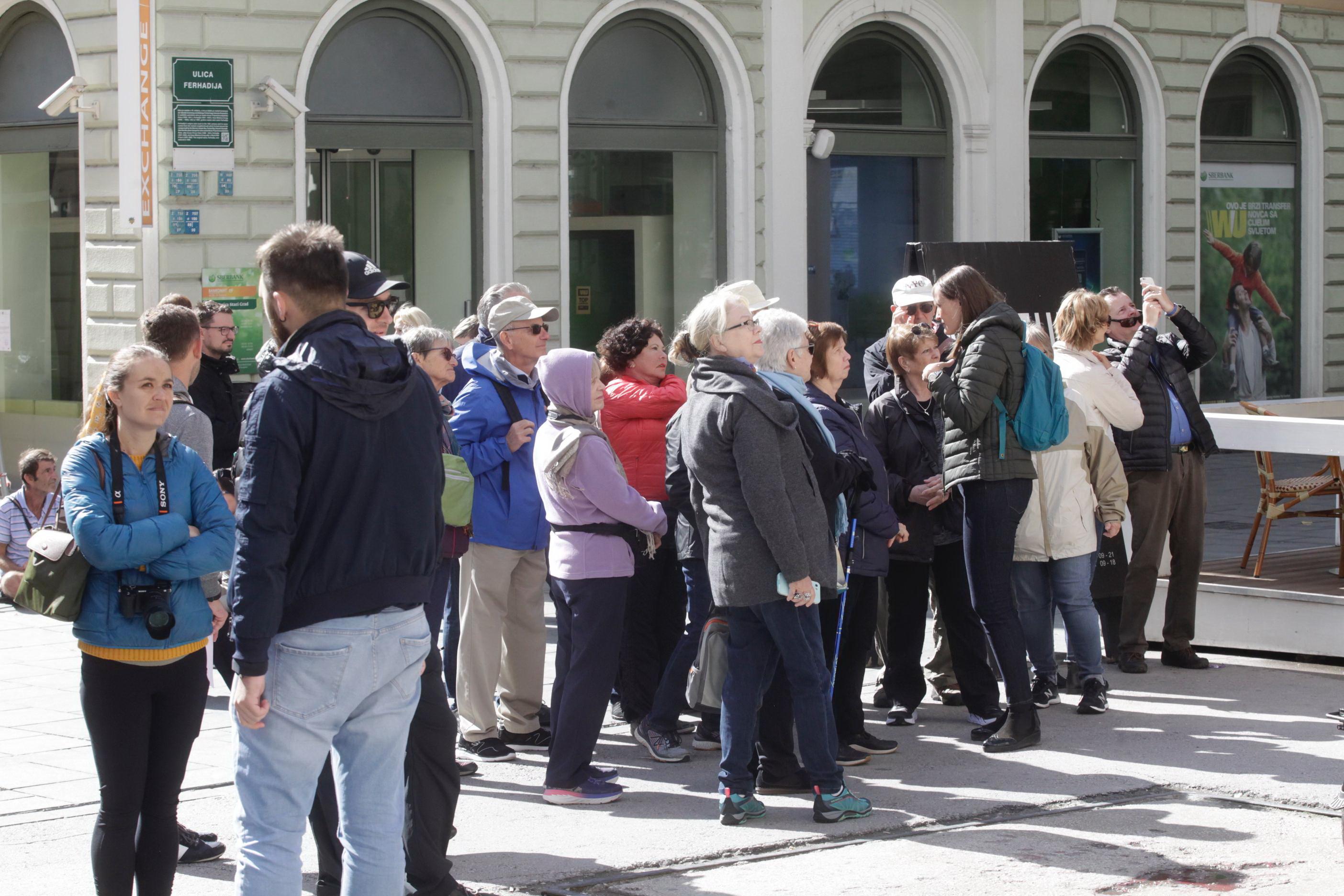 Centar Sarajeva prepun šetalaca i turista - Avaz