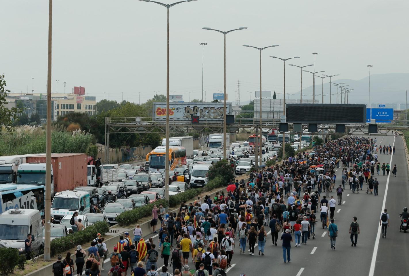 Masovni protesti u Barceloni, sukob s policijom na aerodromu