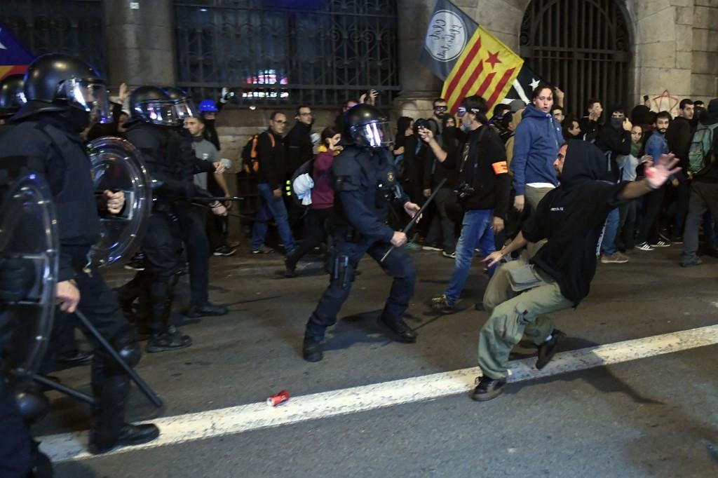 Sukobi u Barceloni, policija pokušava rastjerati demonstrante