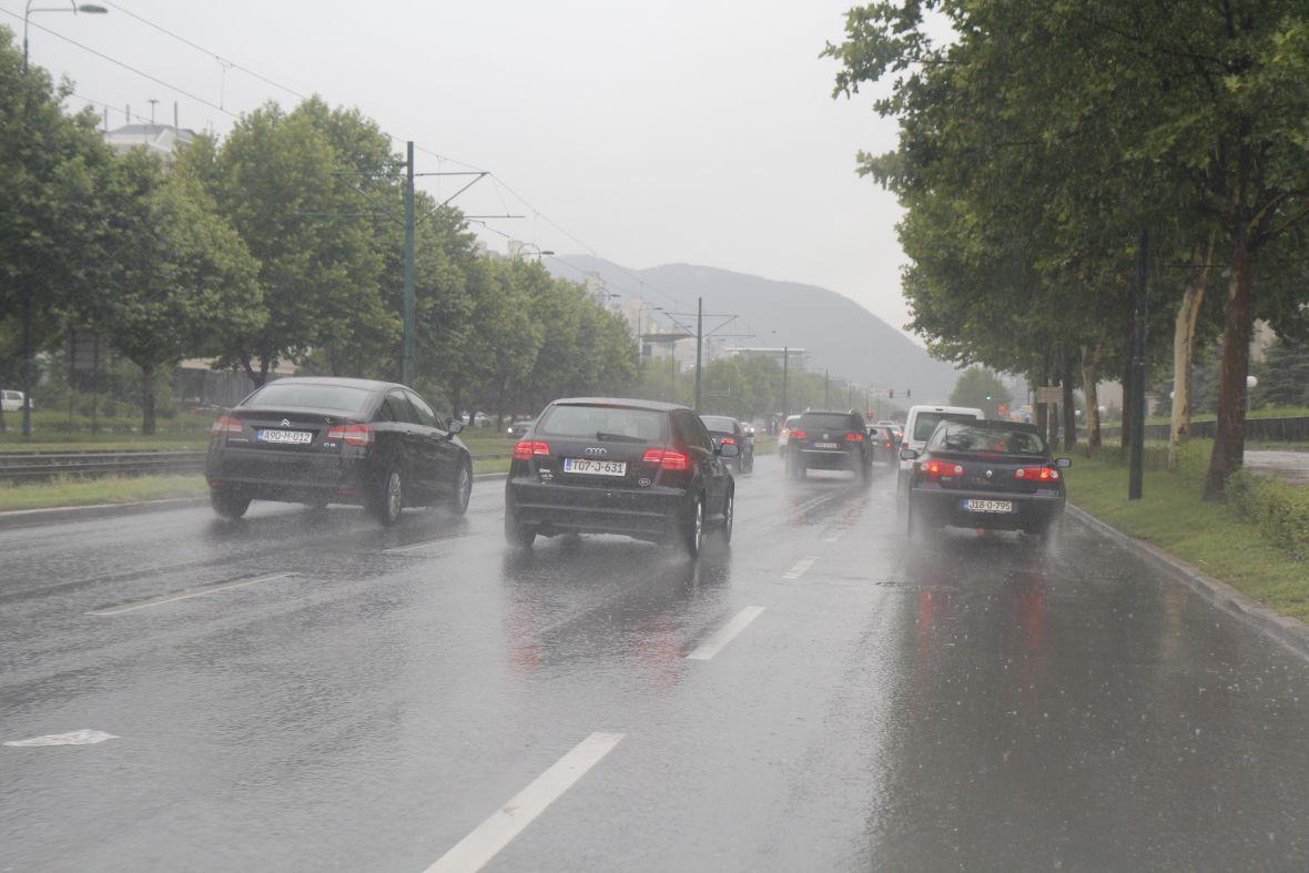 Oprezno za volanom: Smanjena vidljivost zbog magle, saobraćaj obustavljen u tunelu Karaula