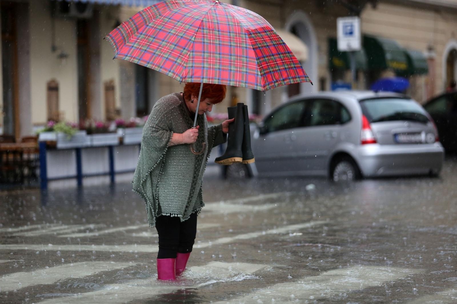 Rijeka: Poplavio centar grada, neki su kroz grad krenuli s daskom za veslanje - Avaz