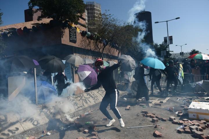 Ne jenjavaju krvavi protesti u Hongu Kongu, policajac pogođen strijelom u nogu