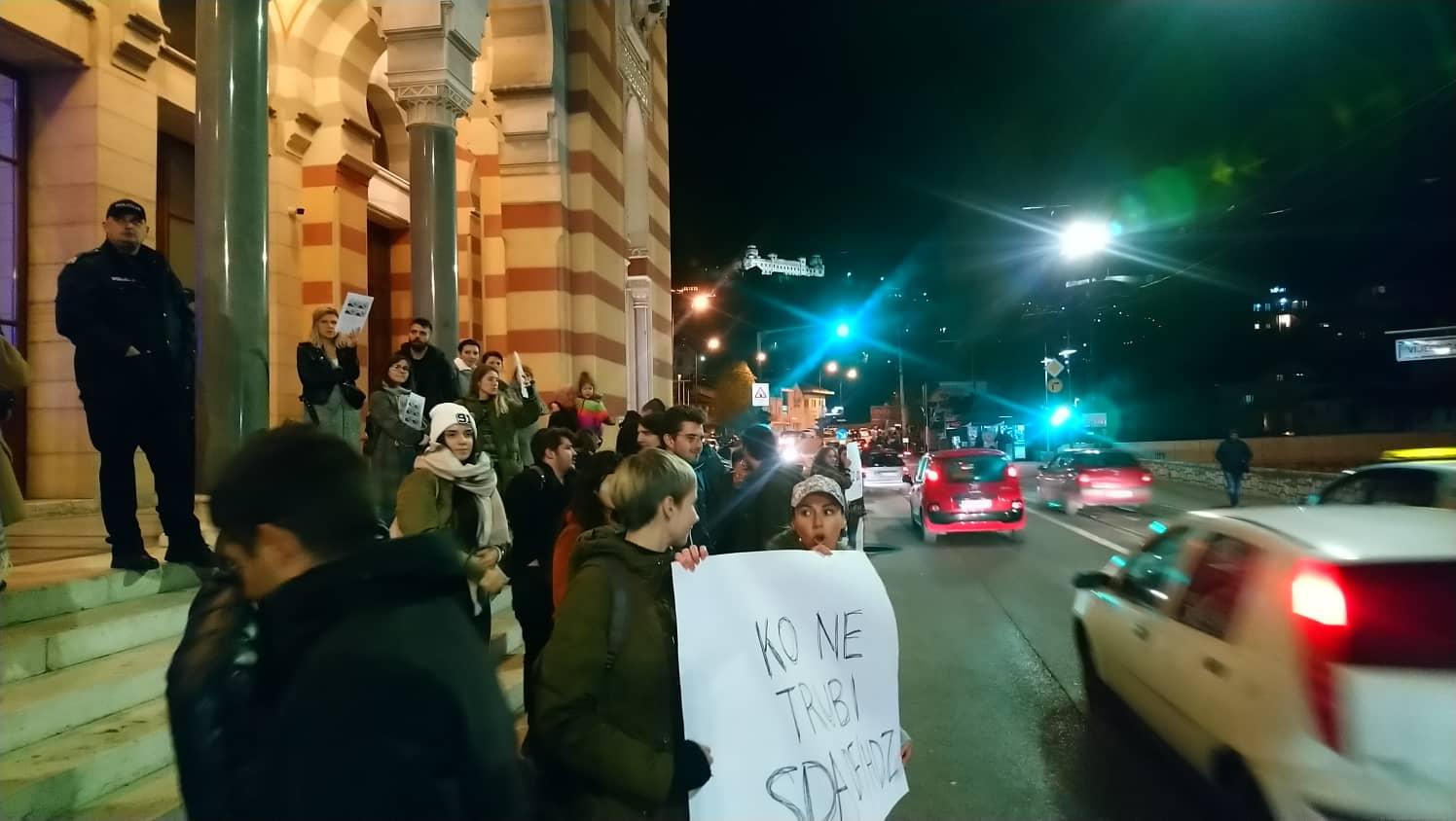 Protesti ispred Vijećnice - Avaz