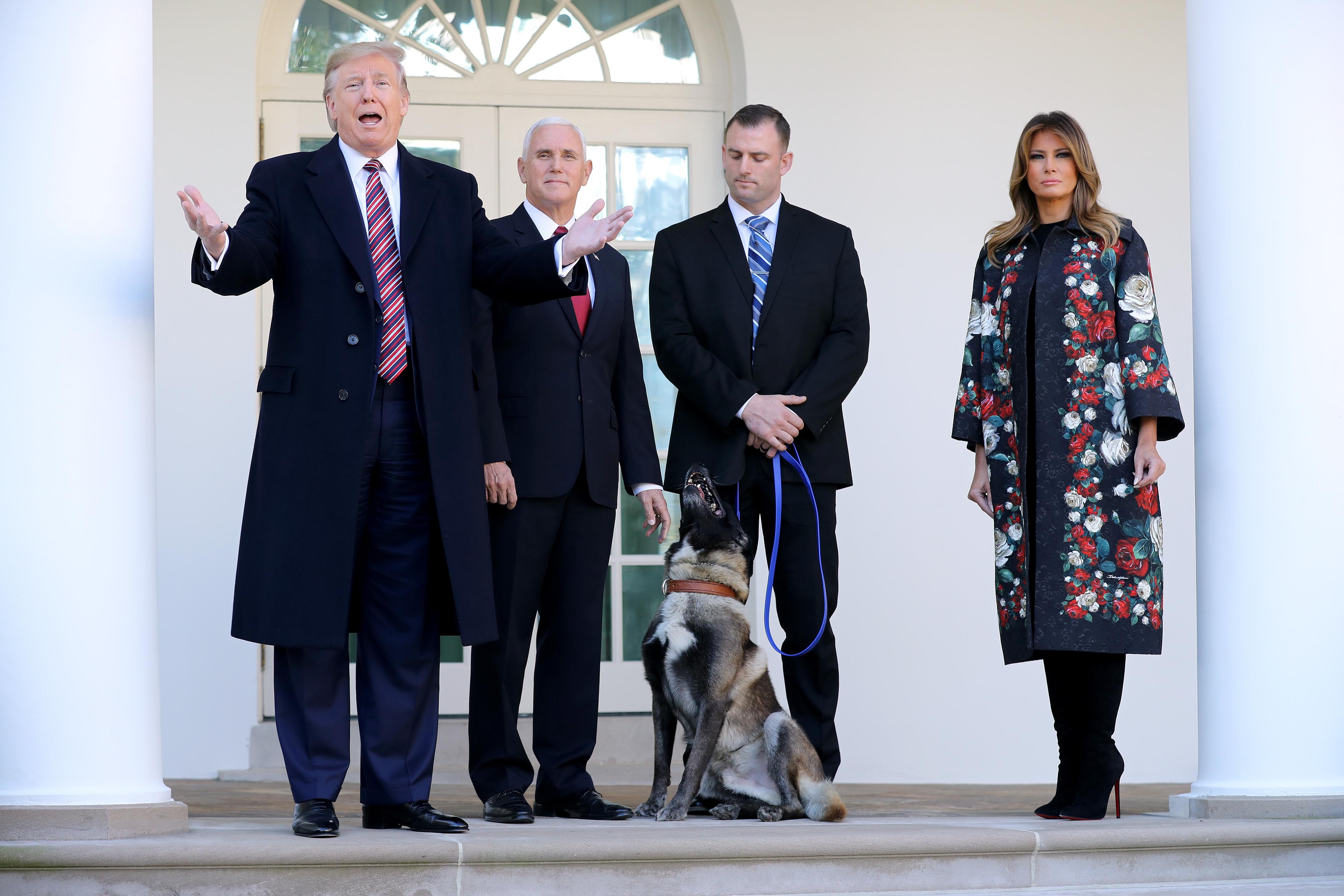 Melanija Tramp preuzela drvce u prekrasnom, skupom kaputu