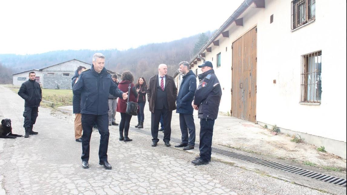 Predstavnici Općine i Kantona u obilasku kasarne - Avaz