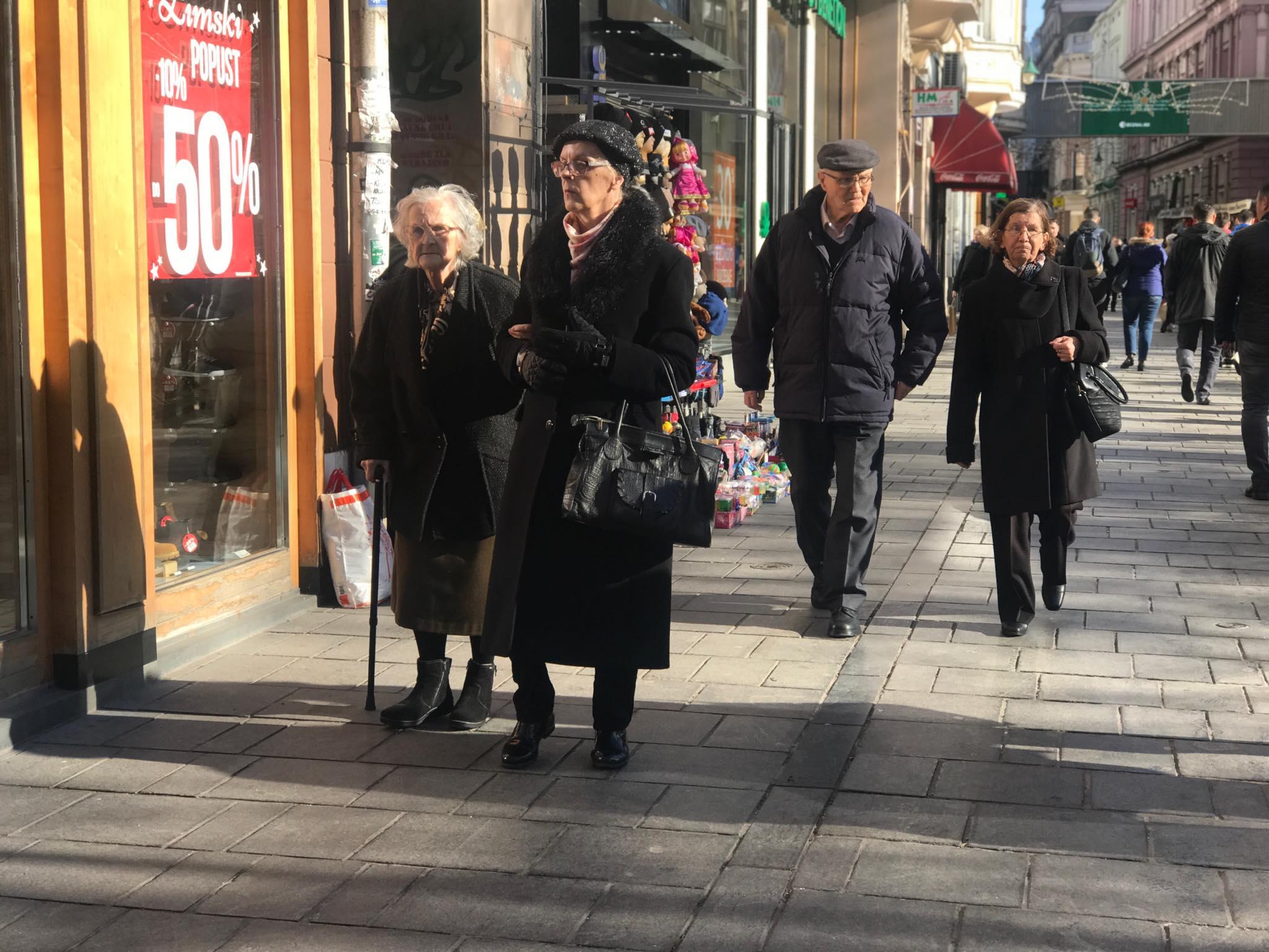 Penzioneri u šetnji - Avaz