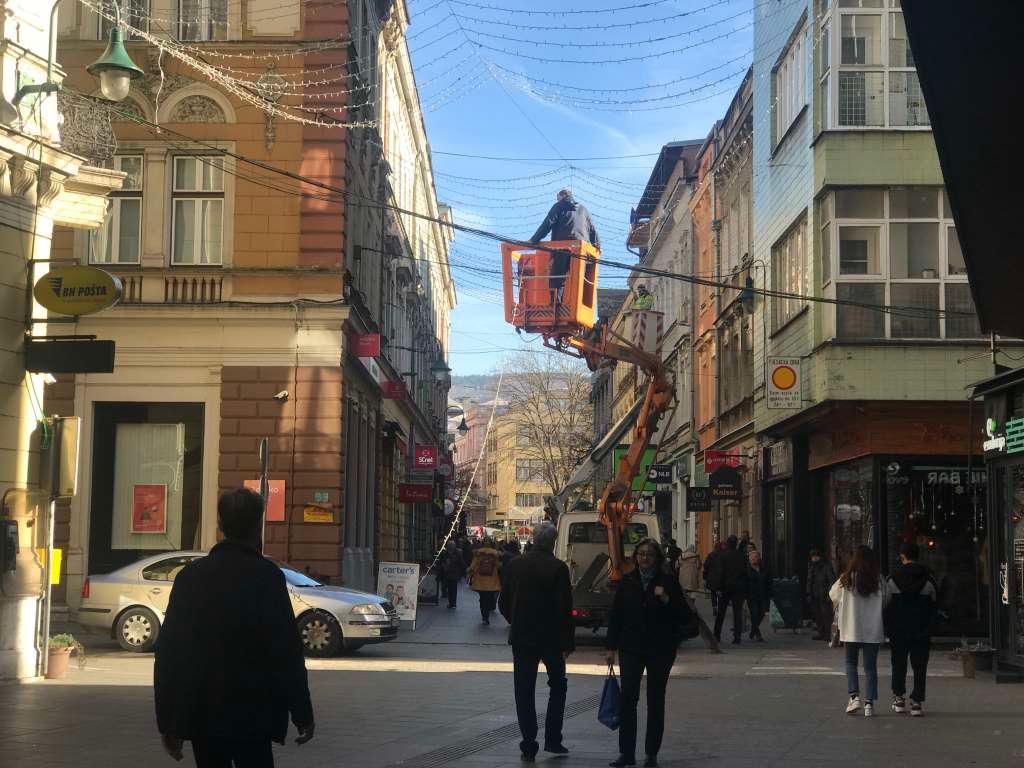 Postavljanje ukrasa vrši se pomoću autokorpi - Avaz