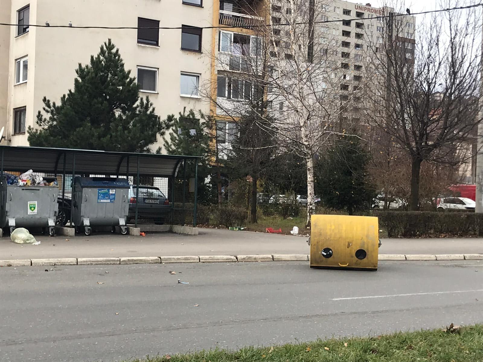 Jak vjetar u Sarajevu: Obara kontejnere, lomi drveće