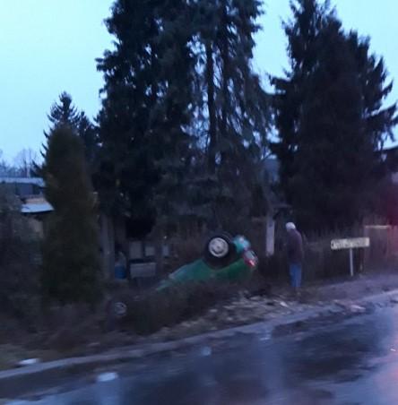 Nesreća na Ilidži: Vozilo sletjelo sa puta i prevrnulo se na krov