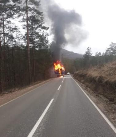 Požar kod Lukavca: Vatra progutala kamion u vožnji