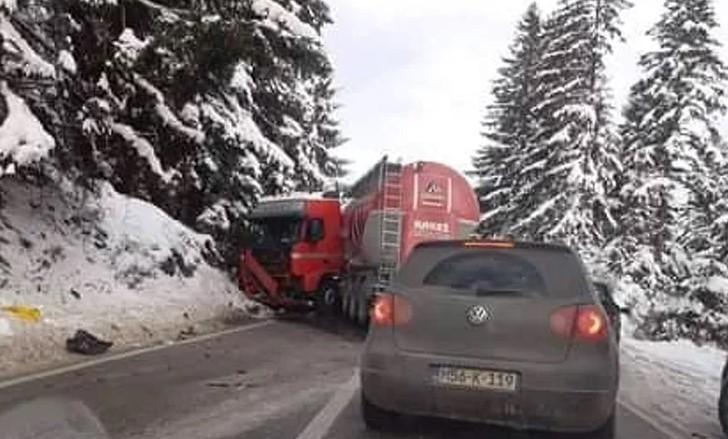 Teška nesreća kod Olova: Vatrogasci izvlačili vozača iz smrskanog Passata