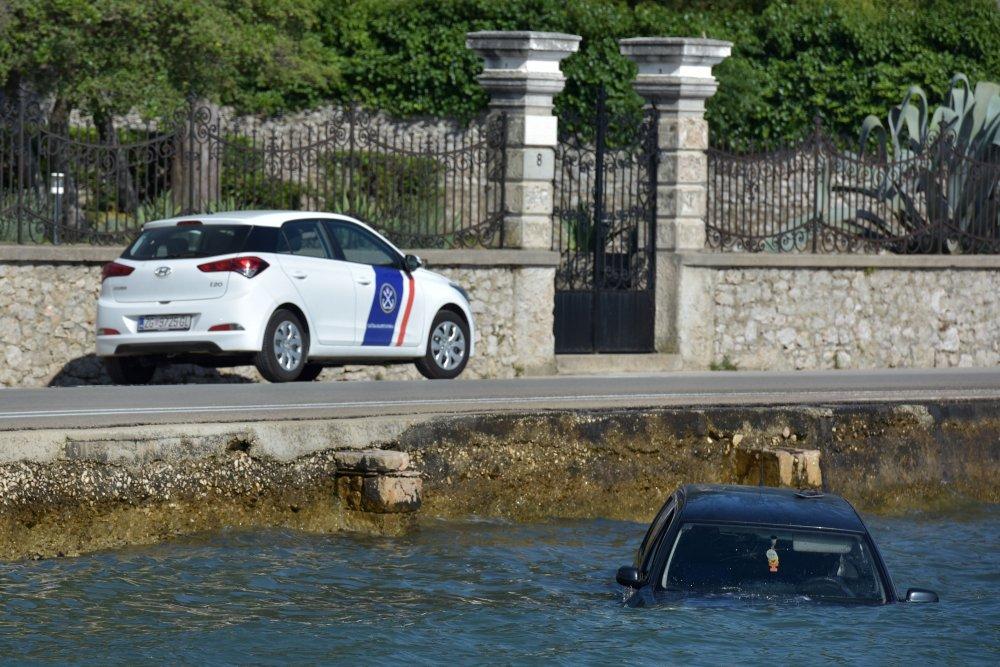 Sletio automobilom u more, uspio se izvući i sam nazvao policiju