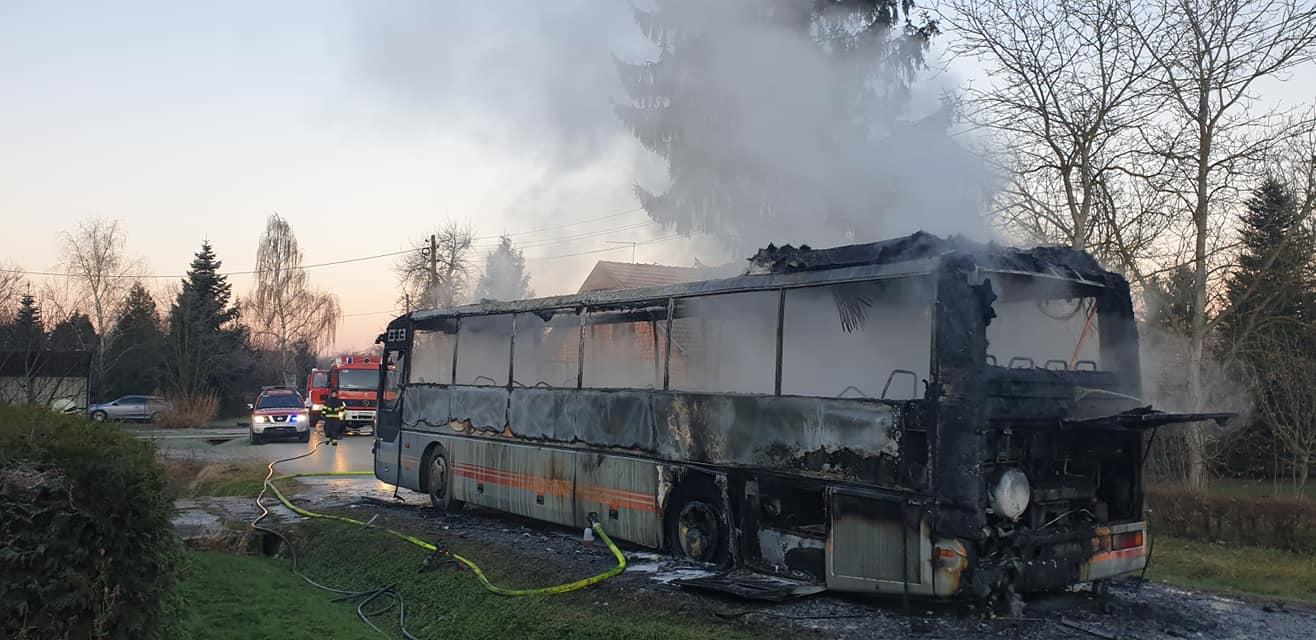 Autobus uništen - Avaz