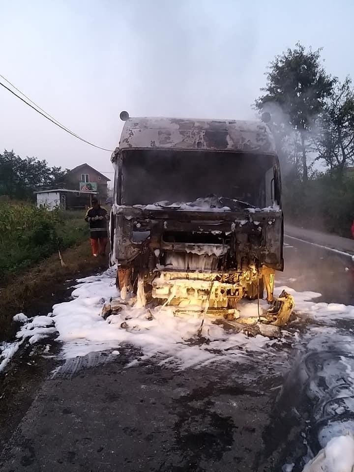 Havarija na putu: Prevrnuo se pa eksplodirao kamion pun vina i sokova