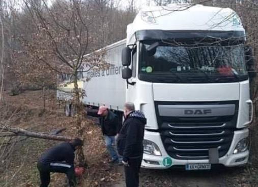 Kad slijepo vjeruješ navigaciji: Kamion zalutao u Cazinu, jedva ga izvukli