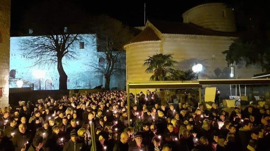 Pristalice SPC se okupile u Budvi: Protest zbog usvajanja Zakona o slobodi vjeroispovijesti