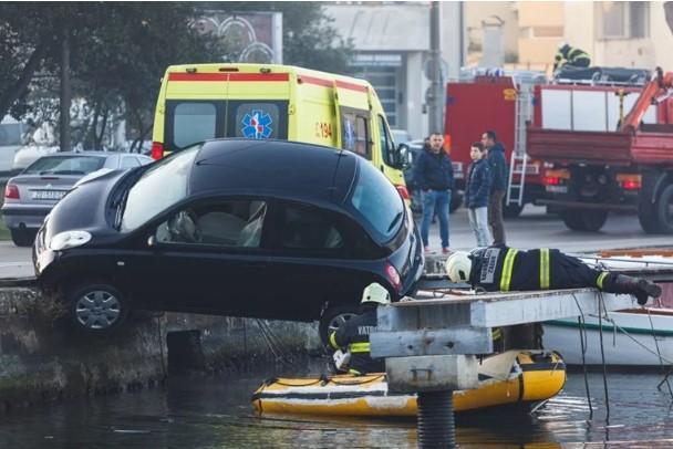 Automobil u Zadru visi nad morem, pogledajte na čemu stoji