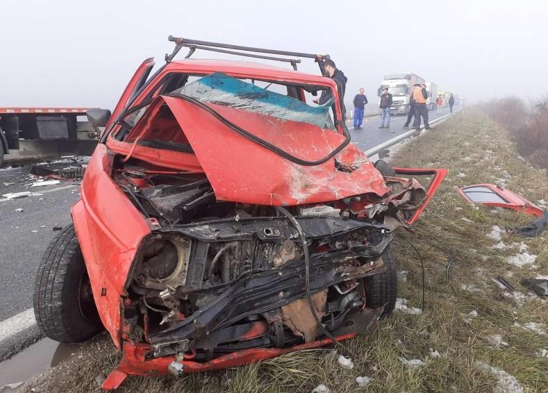 Nesreća u Lukavcu: U sudaru automobila i kamiona povrijeđena jedna osoba