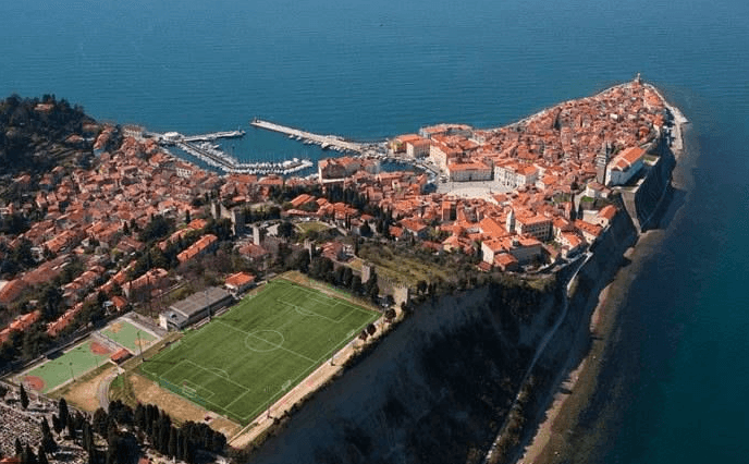 Slovenija: Stadion Pod Obzidjem - Avaz