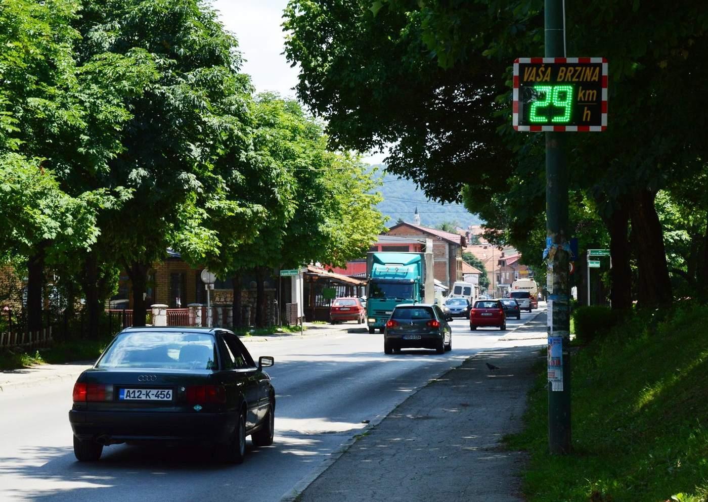 Visoko: Ivica trotoara nije za sjedenje - Avaz