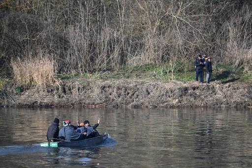 Policija pokušava spriječiti migrante koji stižu čamcima - Avaz