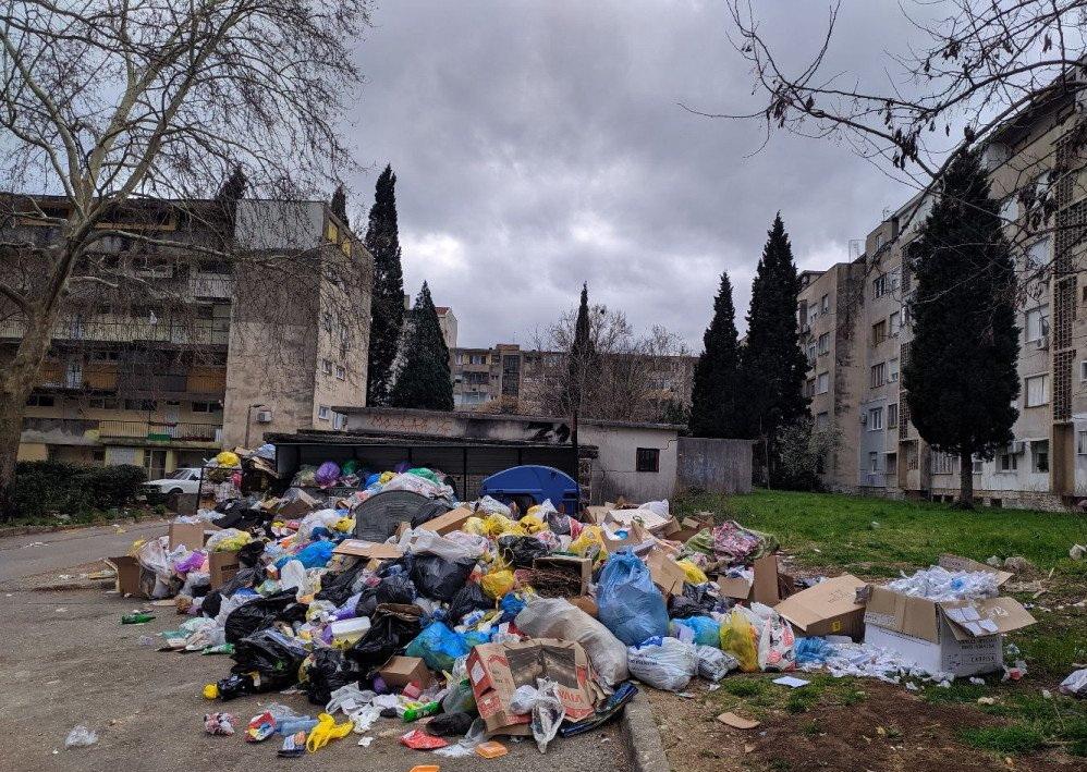 Smeće na ulicama Mostara