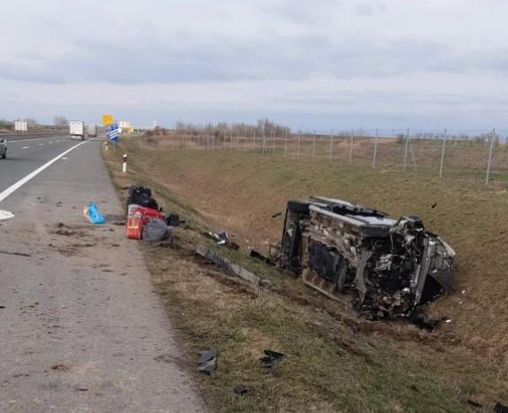 Teška nesreća kod Feketića: U prevrtanju kombija poginula jedna osoba, šestero povrijeđeno