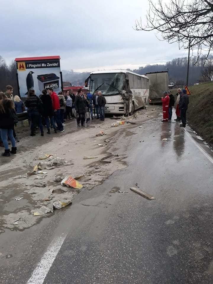 Teže povrijeđen vozač autobusa