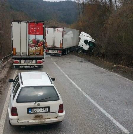 Saobraćaj se odvijao naizmjenično jednom trakom - Avaz