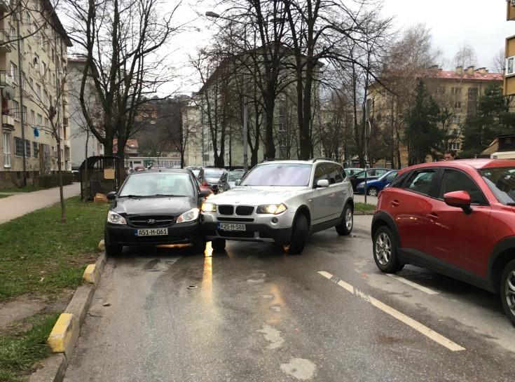 Udes na Grbavici: Sudarila se dva automobila