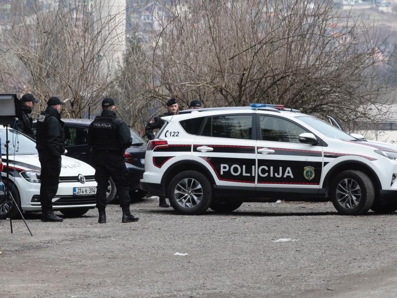 Policajci ispred prihvatnog centra - Avaz