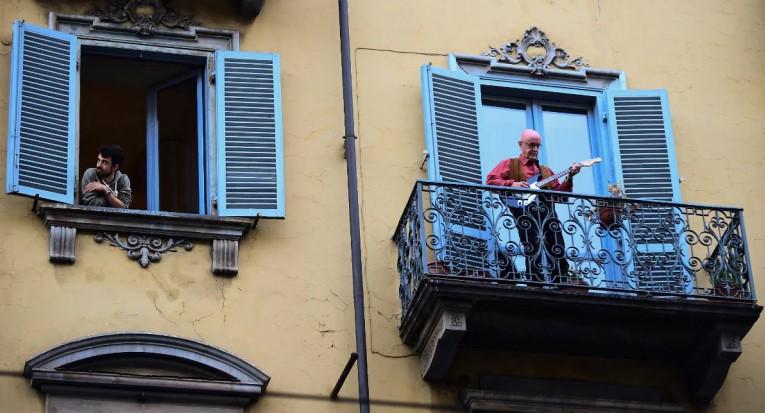 Ore se navijačke pjesme s balkona: Italijani u borbi protiv koronavirusa