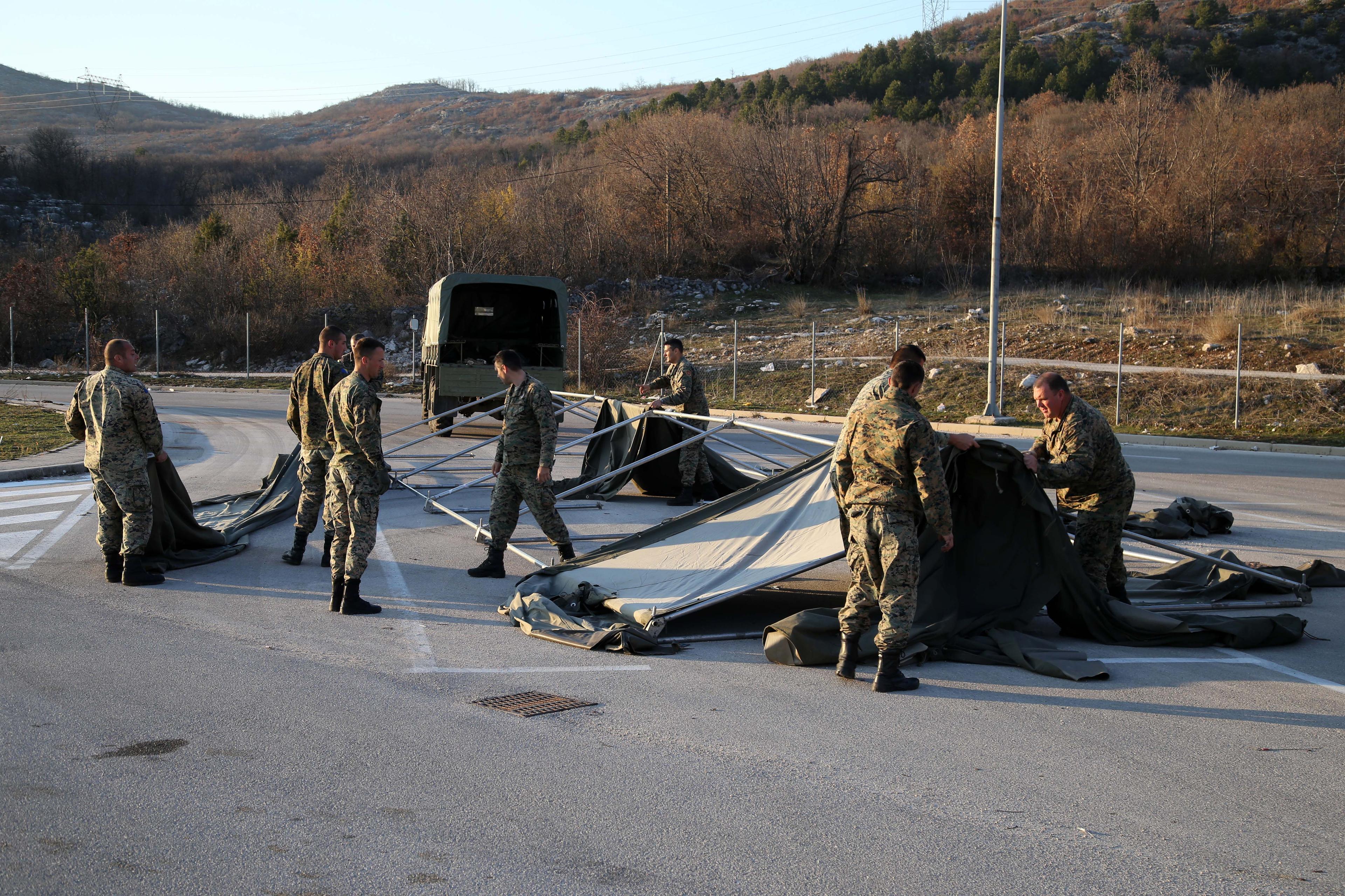 U neposrednoj blizini graničnog prijelaza Klobuk: Počelo postavljanje šatora za izolaciju