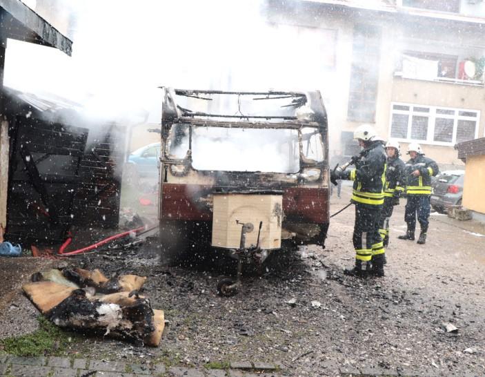 Brza intervencija vatrogasaca - Avaz