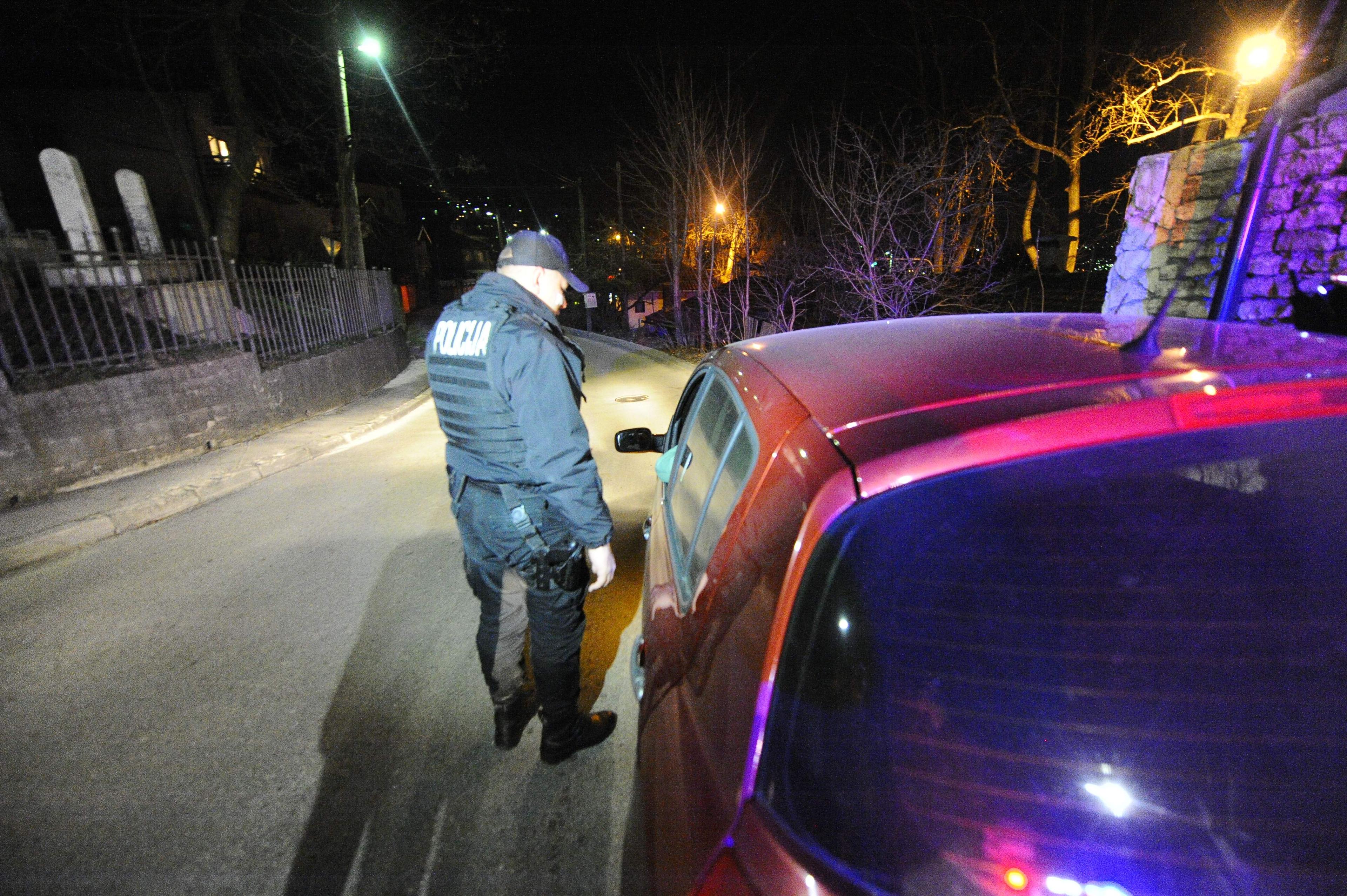 Na Alipašinom Polju napadnuta policija, uhapšene dvije osobe