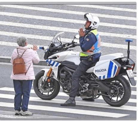 Policajac preklinje staricu da se ne šeta po ulici